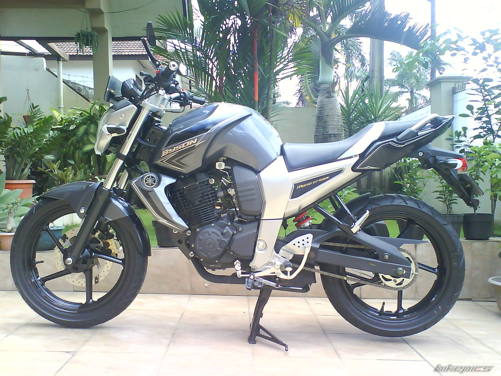 2010款雅马哈FZ1摩托车图片1