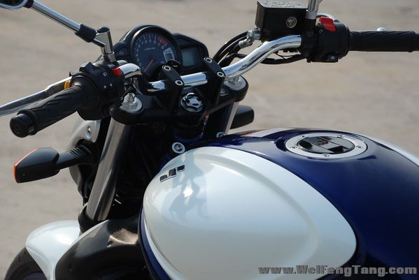 **靓货抢滩碣石**2010年 Suzuki 蓝白罗马士兵 所佩带的短刀 Gladius SFV650 650图片 1