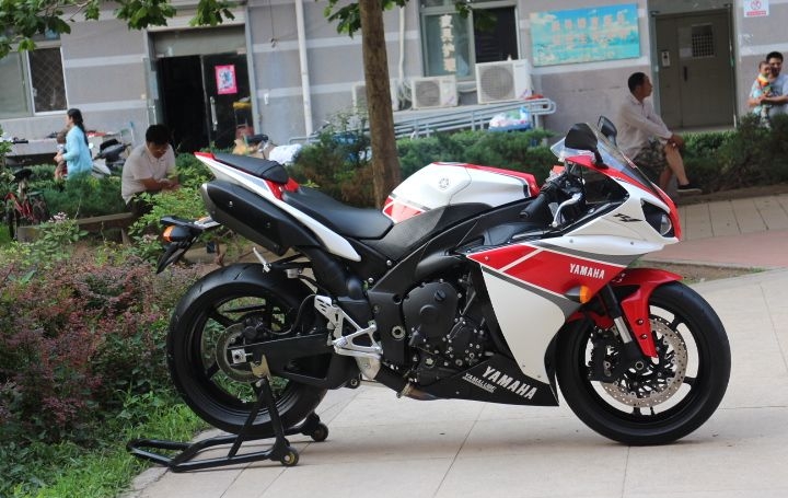 款雅马哈YZF-R1摩托车图片3
