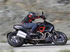 杜卡迪Diavel Carbon摩托车2011图片