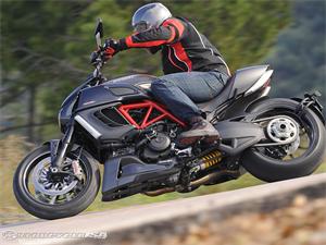 杜卡迪Diavel Carbon摩托车2011图片